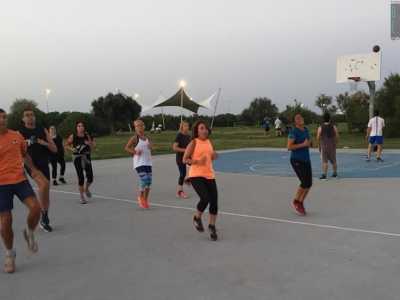 Parco Perotti � la location scelta dal 57enne Sunny Massari, personal trainer che qui insegna ginnastica generale a una quarantina di allievi